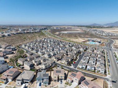 Yeni bir emlak şirketi. Güney San Diego, Chula Vista 'daki konutların ve garaj yollarının hava manzarası. Kalabalık evler. Özel evlerin üst görüntüsü