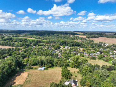 Belçika 'nın Walloon Brabant eyaletinde yer alan Genappe belediyesi ve Wallonia kentinin hava manzarası. Bahçesi ormanlarla çevrili villalar..