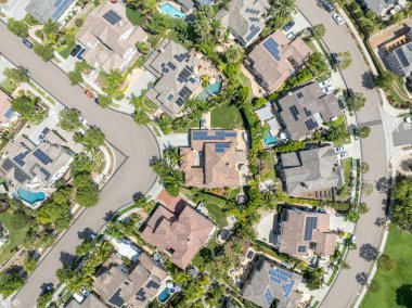 Carlsbad, North County San Diego, Güney Kaliforniya, ABD 'deki büyük evlerin hava manzarası..