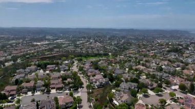 Carlsbad, North County San Diego, Güney Kaliforniya, ABD 'deki büyük evlerin hava manzarası..