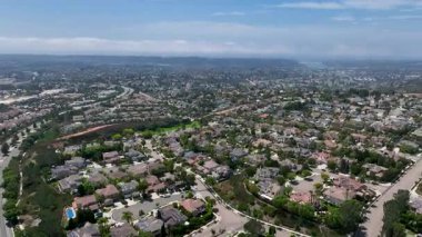 Carlsbad, North County San Diego, Güney Kaliforniya, ABD 'deki büyük evlerin hava manzarası..
