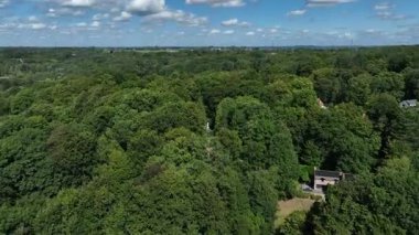 Belçika 'nın Walloon Brabant eyaletinde yer alan Genappe belediyesi ve Wallonia kentinin hava manzarası. Bahçesi ormanlarla çevrili villalar..