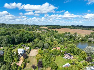 Belçika 'nın Walloon Brabant eyaletinde yer alan Genappe belediyesi ve Wallonia kentinin hava manzarası. Bahçesi ormanlarla çevrili villalar..