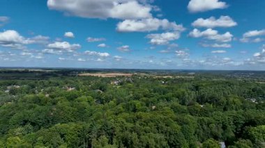 Belçika 'nın Walloon Brabant eyaletinde yer alan Genappe belediyesi ve Wallonia kentinin hava manzarası. Bahçesi ormanlarla çevrili villalar..