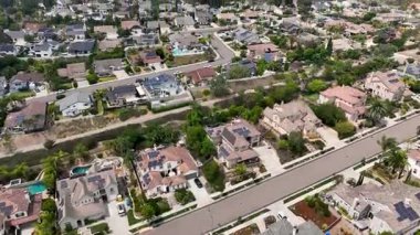 Carlsbad, North County San Diego, Güney Kaliforniya, ABD 'deki büyük evlerin hava manzarası..