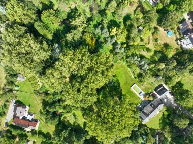 Belçika 'nın Walloon Brabant eyaletinde yer alan Genappe belediyesi ve Wallonia kentinin hava manzarası. Bahçesi ormanlarla çevrili villalar..