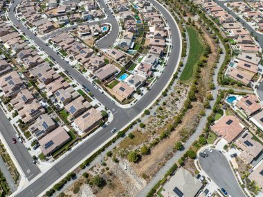 ABD 'nin Riverside County, Kaliforniya' daki Menifee şehrinde geniş bir aile evleri manzarası.