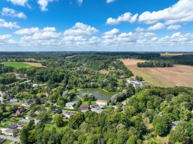 Belçika 'nın Walloon Brabant eyaletinde yer alan Genappe belediyesi ve Wallonia kentinin hava manzarası. Bahçesi ormanlarla çevrili villalar..