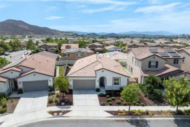 ABD 'nin Riverside County, Kaliforniya' daki Menifee şehrinde geniş bir aile evleri manzarası.