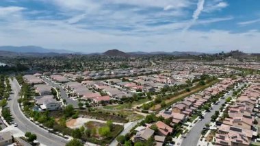 ABD 'nin Riverside County, Kaliforniya' daki Menifee şehrinde geniş bir aile evleri manzarası.