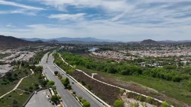 ABD 'nin Riverside County, Kaliforniya' daki Menifee şehrinde geniş bir aile evleri manzarası.