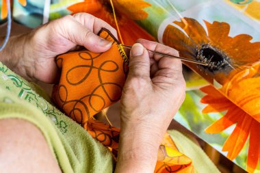 Yaşlı kadın bir tığ işi tepsi işlemeli