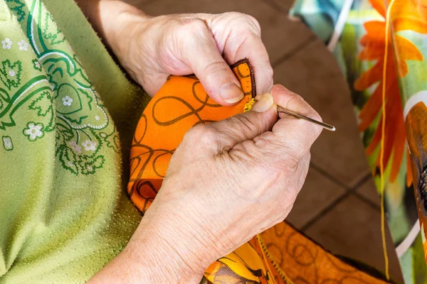 Old Lady Embroidered Crochet Tray — Stock Photo, Image