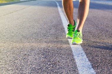 Runner adam ayak ayakkabı üzerinde yol portre üzerinde çalışan. Erkek fitness atlet jogger egzersiz sağlık kavram. Koşu ayakkabıları, erkek sporcular. Koşu