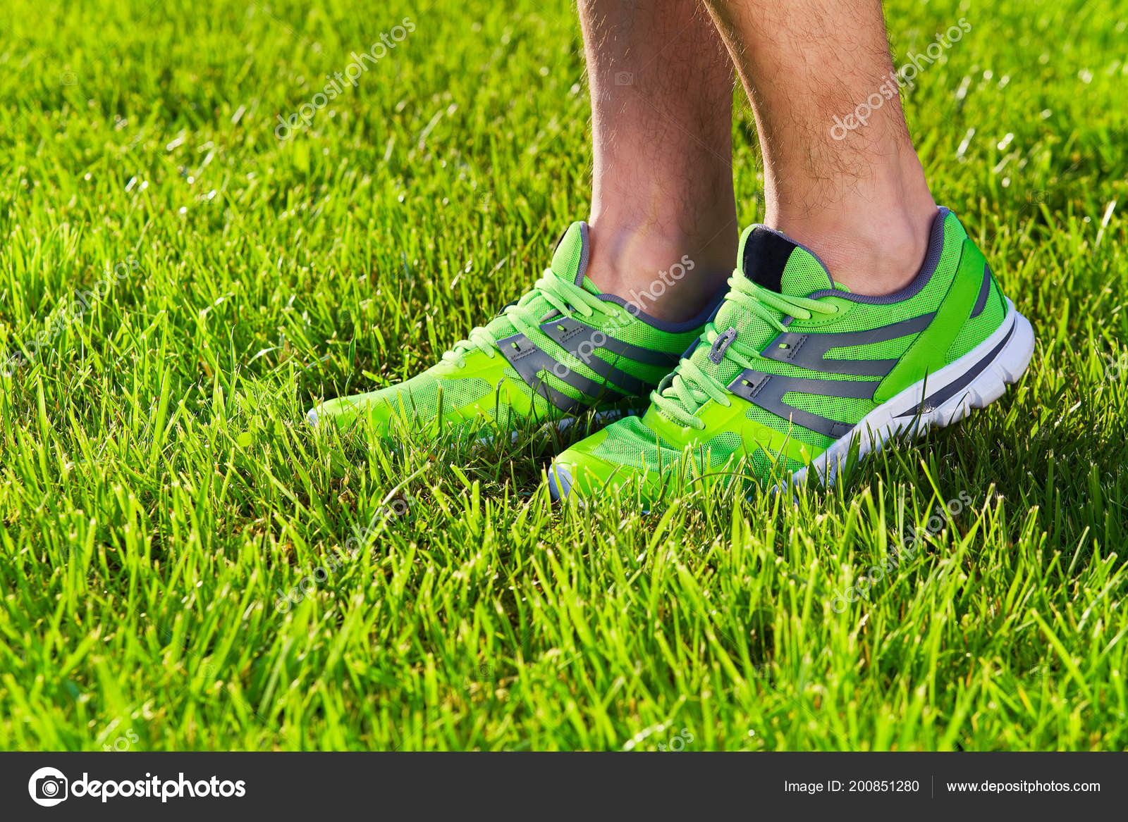 Sportschuhe Turnschuhe Auf Eine Frische Grüne Wiese Sport Sportschuhe Turnschuhe Auf Eine Frische Grüne Wiese Sport