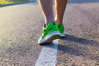 Runner adam ayak ayakkabı üzerinde yol portre üzerinde çalışan. Erkek fitness atlet jogger egzersiz sağlık kavram. Koşu ayakkabıları, erkek sporcular. Koşu