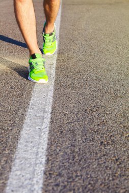 Runner adam ayak ayakkabı üzerinde yol portre üzerinde çalışan. Erkek fitness atlet jogger egzersiz sağlık kavram. Koşu ayakkabıları, erkek sporcular. Koşu