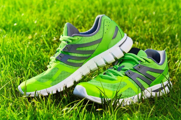 Cierre Nuevos Pares Zapatillas Zapatillas Deporte Verdes Campo Hierba Verde — Foto de Stock