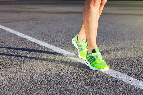 Runner adam ayak ayakkabı üzerinde yol portre üzerinde çalışan. Erkek fitness atlet jogger egzersiz sağlık kavram. Koşu ayakkabıları, erkek sporcular. Koşu