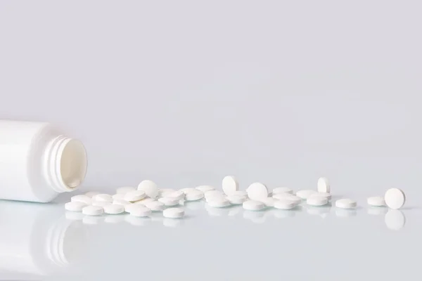 Comprimidos Brancos Pílulas Fundo Espelho Branco Conceito Saúde Suplementos Dispersos — Fotografia de Stock