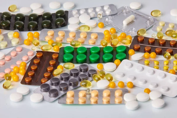 Diferentes Embalagens Coloridas Comprimidos Comprimidos Fundo Branco Conceito Saúde — Fotografia de Stock