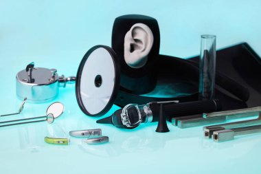 KBB araçlar arka plan, yumuşak odak üzerinde modern işitme cihazları