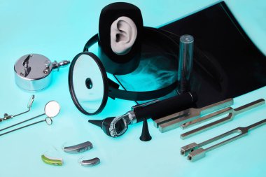 KBB araçlar arka plan, yumuşak odak üzerinde modern işitme cihazları