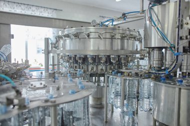 Doğal su imalatı ile Pet şişe. Yumuşak odaklama