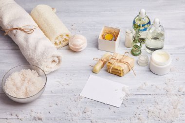 Bar ev yapımı sabun, Kuru lavanta çiçekleri ve uçucu yağ. Seçici odak. Doğal Kozmetik yağı, deniz tuzu ve el yapımı sabun ışık arka plan üzerinde. Aromaterapi, spa ve sağlıklı yaşam konsepti