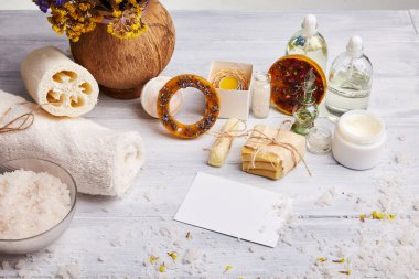 Bar ev yapımı sabun, Kuru lavanta çiçekleri ve uçucu yağ. Seçici odak. Doğal Kozmetik yağı, deniz tuzu ve el yapımı sabun ışık arka plan üzerinde. Aromaterapi, spa ve sağlıklı yaşam konsepti