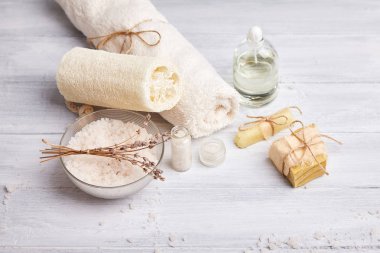 Bar ev yapımı sabun, Kuru lavanta çiçekleri ve uçucu yağ. Seçici odak. Doğal Kozmetik yağı, deniz tuzu ve el yapımı sabun ışık arka plan üzerinde. Aromaterapi, spa ve sağlıklı yaşam konsepti