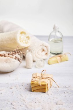 Bar ev yapımı sabun, Kuru lavanta çiçekleri ve uçucu yağ. Seçici odak. Doğal Kozmetik yağı, deniz tuzu ve el yapımı sabun ışık arka plan üzerinde. Aromaterapi, spa ve sağlıklı yaşam konsepti