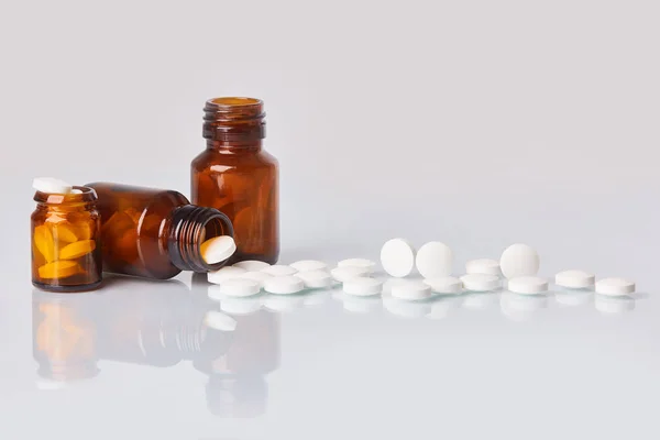 Comprimidos Brancos Pílulas Fundo Espelho Branco Conceito Saúde Suplementos Dispersos — Fotografia de Stock