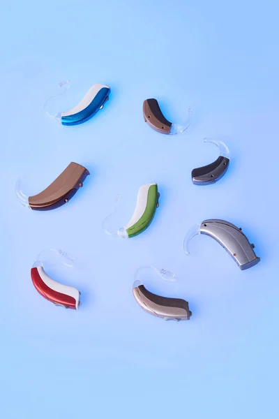 现代模拟助听器在蓝色背景 替代手术 恩特配件 — 图库照片