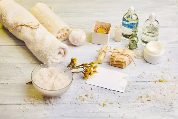 Bar ev yapımı sabun, Kuru lavanta çiçekleri ve uçucu yağ. Seçici odak. Doğal Kozmetik yağı, deniz tuzu ve el yapımı sabun ışık arka plan üzerinde. Aromaterapi, spa ve sağlıklı yaşam konsepti