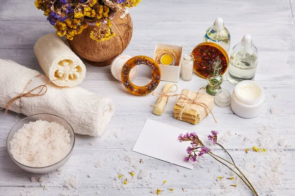 Bar ev yapımı sabun, Kuru lavanta çiçekleri ve uçucu yağ. Seçici odak. Doğal Kozmetik yağı, deniz tuzu ve el yapımı sabun ışık arka plan üzerinde. Aromaterapi, spa ve sağlıklı yaşam konsepti