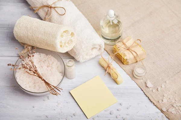 Bar ev yapımı sabun, Kuru lavanta çiçekleri ve uçucu yağ. Seçici odak. Doğal Kozmetik yağı, deniz tuzu ve el yapımı sabun ışık arka plan üzerinde. Aromaterapi, spa ve sağlıklı yaşam konsepti