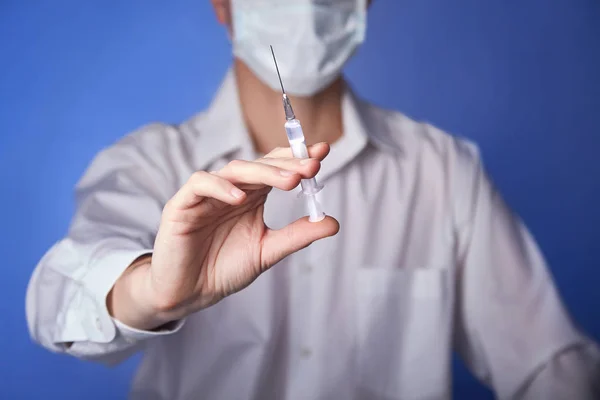 Doctor Masker Met Een Injectiespuit Blauwe Achtergrond — Stockfoto