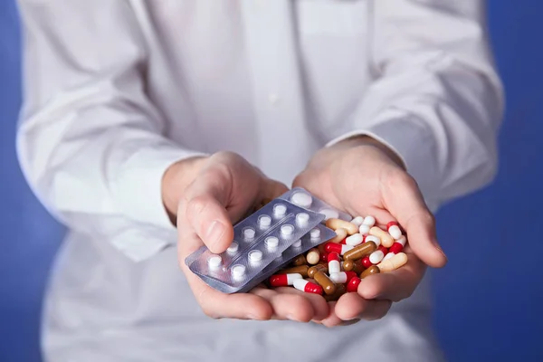 Doutor Detém Pílulas Multi Coloridas Pacote Diferentes Blisters Tablet Nas — Fotografia de Stock
