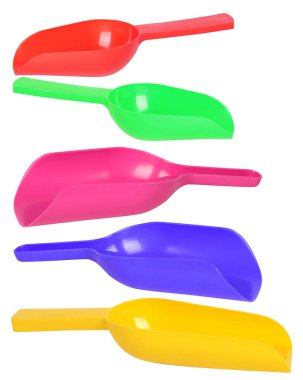 Beyaz arka plan üzerinde farklı renkli plastik kepçe Isolated ayarla.