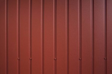 Sorunsuz konteyner desen. Alüminyum çit. Galvanizli çelik duvar tabağı. Oluklu metal paneli profilli. Metal perçinler. Arka plan kırmızı Metal oluklu demir levha için dış dekorasyon dış cephe kaplaması,