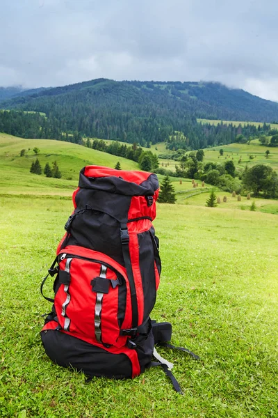 Reiserucksack Auf Dem Hintergrund Der Berglandschaft Reiseutensilien Urlaub Reisezubehör Urlaub — Stockfoto