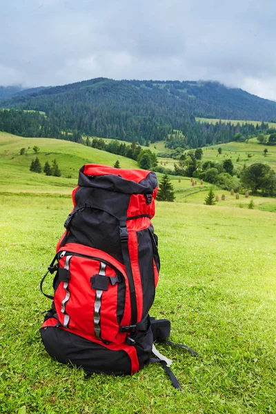 Mochila Viaje Paisaje Montaña Vista Fondo Artículos Viajero Vacaciones Accesorios — Foto de Stock