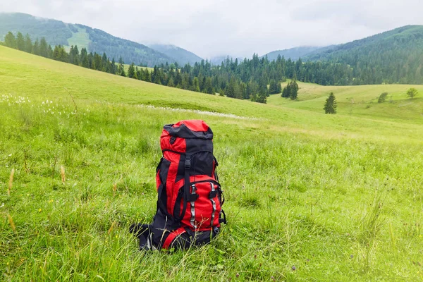 Dağ manzara görünümü arka plan üzerinde seyahat sırt çantası. Gezgin öğeleri. Tatil. Seyahat Aksesuarları. Tatil. Uzun hafta sonu gün kapalı. İn seyahat