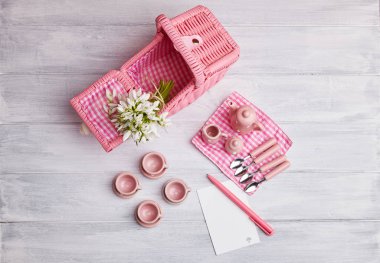 Metin tablo ayarı ve kardelen, gümüş, pembe beyaz ekose desenli peçete, beyaz rustik ahşap tahta arka plan, boş alanı ile piknik kartı.