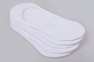 Beyaz arka plan üzerinde izole kısa beyaz çorap