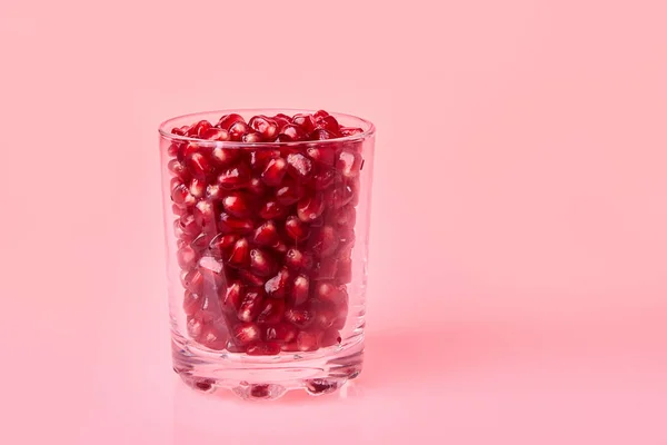 Close Pomegranate Seeds Glass Pink Background Top View Ripe Red — ストック写真