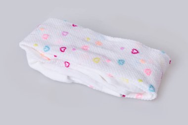 Yeni kalpler desenli katlanmış çocuğun tayt beyaz izole