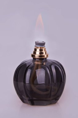 Siyah cam ve metal Fransız aroma lamba beyaz arka plan üzerinde izole yanan; Uçucu yağlar aroma terapi
