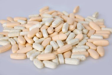 Sağlıklı Beslenme ve beyaz arka plan üzerinde izole yeme için Dağınık vitamin ve takviyeleri